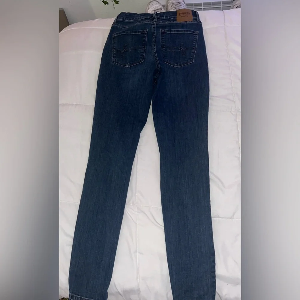 only worn like twice. size 2 high rise skinny levi jeans - Picture 2 of 4